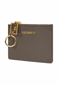 Bruine leren kaarthouder met ritssluiting en gouden hardware, voorzien van een sleutelhanger en een debossering van het logo aan de voorkant.