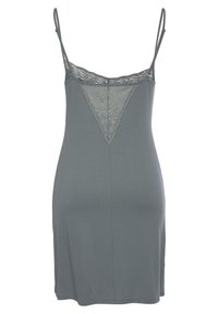 Siva kamizola obleka z tankimi naramnicami, ki vključuje čipkast V-panel na sprednji strani, prilega se postavi in ima mehak občutek.