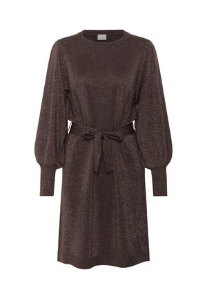 Barna, fémes anyagú, hosszú ujjú ruha, kerek nyakkivágással és derékban megkötős övvel; rakott puff ujjak jellemzik, és laza szabású.