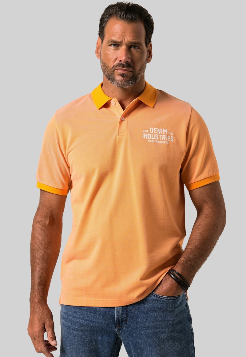 Oranžové polo tričko s kontrastním žlutým límečkem a manžetami. Obsahuje potisk loga v bílé barvě na levé části hrudi. Uvolněný střih.