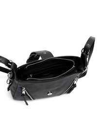 Borsa a tracolla in similpelle nera con hardware in argento, tasche con cerniera, superficie testurizzata e tracolla regolabile per maggiore comodità.