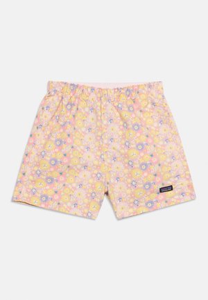Rožnate kratke hlače z elastičnim pasom in rumenim, modrim ter belim cvetličnim vzorcem, z majhno nalepko blagovne znamke Patagonia na spodnji desni strani.