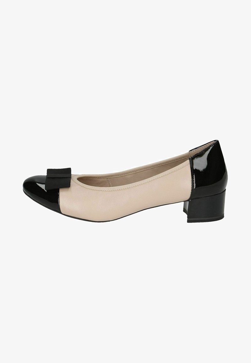 Beige leren ballet flats met een afgeronde zwarte patent leren neus, voorzien van een zwarte strikaccent en een lage blokhak. Gladde textuur overal.