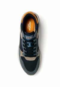 Herren Sneaker aus dunkelblauem, grauem und beigem Wildleder mit schwarzen Schnürsenkeln, gepolstertem Kragen und "HOFF VENICE" auf der Innensohle und der Zunge bedruckt.