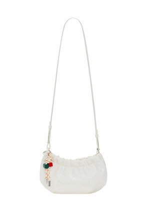 Bílá náramková taška s nařaseným horním okrajem, tenkým nastavitelným popruhem a ozdobným oranžovo-bílým šňůrkou s červenými a zelenými kostkovanými přívěsky.