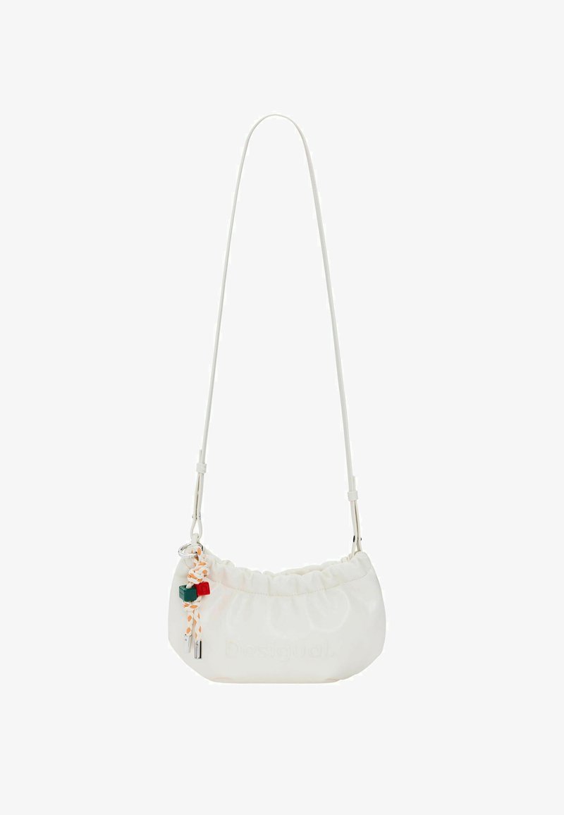 Bolso de mano blanco con parte superior fruncida, correa delgada ajustable y cordón decorativo naranja y blanco con charms en forma de cubos rojos y verdes.