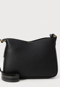 Juodos odos rankinė, lygi tekstūra, išlenktas viršus ir plona petneša. Puošta subtiliu balto siūlo siuvimu ir auksinėmis detalėmis.