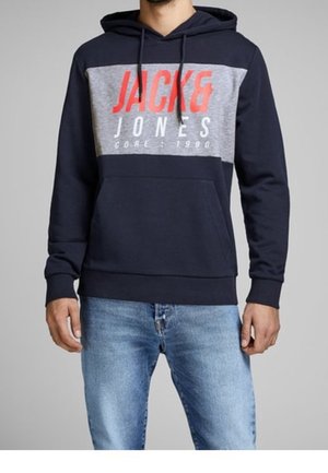 Marineblaue Kapuzenjacke mit grauem Brustpanel, ausgestattet mit rotem "JACK&JONES"-Druck, vordere Tasche, Zugband-Kapuze und gerippten Bündchen.