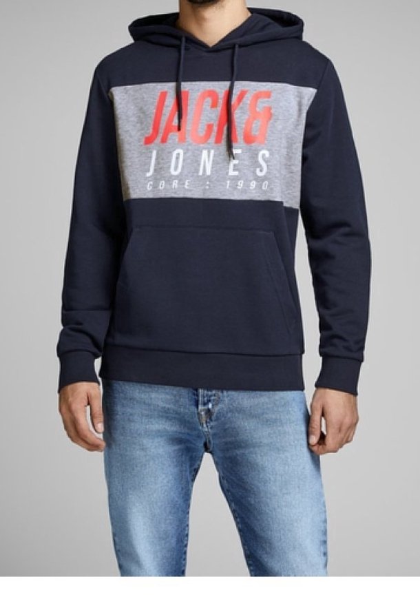 Felpa blu navy con pannello grigio sul petto, caratterizzata dalla stampa rossa "JACK&JONES", tasca frontale, cappuccio regolabile con cordino e polsini a coste.