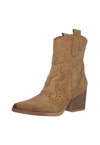 Bota de cowboy de ante color marrón con punta afilada, costuras decorativas y acentos de tachuelas. Presenta un tacón apilado y asas de tirón para facilitar su uso.