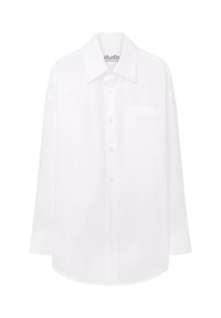 Camicia bianca a maniche lunghe realizzata in tessuto liscio, con colletto a punta, frontale con bottoni e una tasca sul petto.