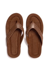 Chanclas marrones hechas de caucho texturizado, con un diseño de tira trenzada y una plantilla contorneada para mayor comodidad. Las suelas son planas y flexibles.