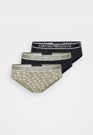 Tre paia di slip Emporio Armani: uno verde oliva con un motivo bianco, due in puro nero, con elastici logati.