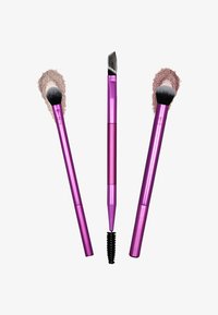 Trois pinceaux de maquillage violets avec poudre et pinceau à sourcils avec goupillon sur fond blanc.