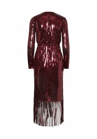 Abito di paillettes bordeaux con maniche lunghe, silhouette aderente e dettagli di frange all'orlo, che mostra una texture lucida in tutto l'abito.