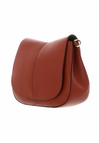 Borsa a tracolla in pelle marrone con finitura texturizzata, chiusura a pattina curvata e piping nero lungo i bordi. Presenta un dettaglio in metallo dorato.