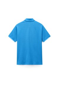 Μπλε πόλο πουκάμισο με κοντά μανίκια και γιακά, εμφανιζόμενο από πίσω σε λευκό φόντο.