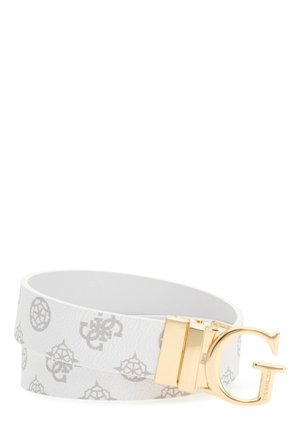 Ceinture en cuir blanc avec des motifs de logo gris et une grande boucle dorée en forme de la lettre G.