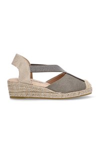 Sandal espadrille en gris y beige con un cuña de yute trenzado, correas elásticas y una puntera texturizada. Patrón de cuadros en la zona del talón.