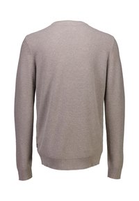 Suéter de punto beige claro con un patrón texturizado, cuello redondo y mangas largas con puños y dobladillo acanalados.