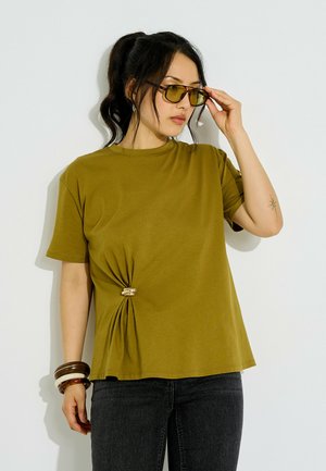 Grain de Malice, T-SHIRT COL ROND DÉTAIL BIJOU - Camiseta estampada - kaki