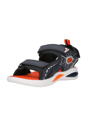 Sandale sportive pour enfants avec des détails noirs et orange, design de toile d’araignée, deux lanières réglables et une semelle blanche coussinée.