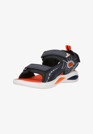 Sportliche Kindersandale mit schwarzen und orangen Details, Spinnennetz-Muster, zwei verstellbaren Riemen und einer weißen gepolsterten Sohle.