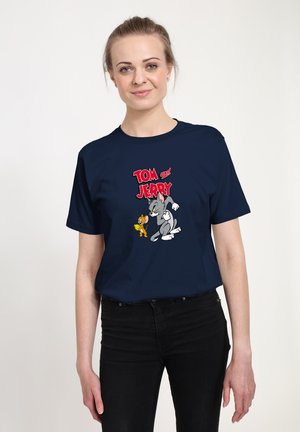 Granatowa koszulka z krótkim rękawem z nadrukiem postaci z kreskówki Tom i Jerry w kolorze. Okrągły dekolt, miękka bawełniana tkanina.