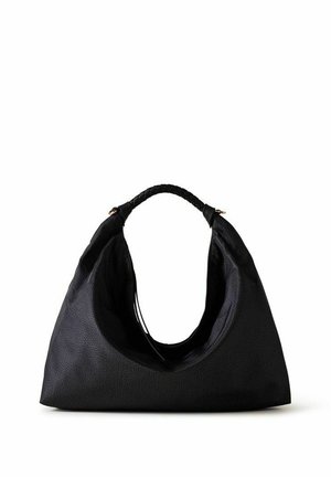 Borsa hobo in pelle nera con corpo morbido e morbido e manico intrecciato su sfondo bianco.