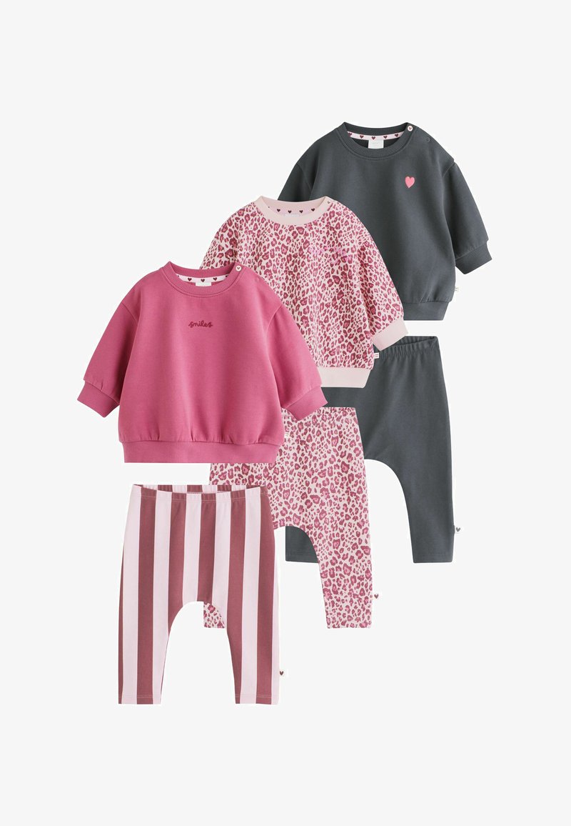 Tres conjuntos de ropa para niños pequeños con camisetas de manga larga y leggings en rosa, gris, estampado de leopardo y con rayas.