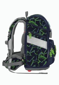 Mochila con un patrón geométrico en azul marino y verde, correas y acentos grises, múltiples cremalleras y clips decorativos verdes. Tejido texturizado.