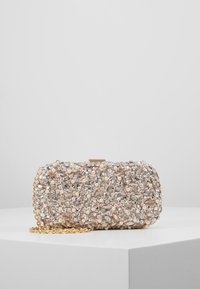 Pochette en perles de couleur rose pâle, ornée de sequins et de perles, avec une bandoulière en chaîne dorée et une forme rectangulaire.