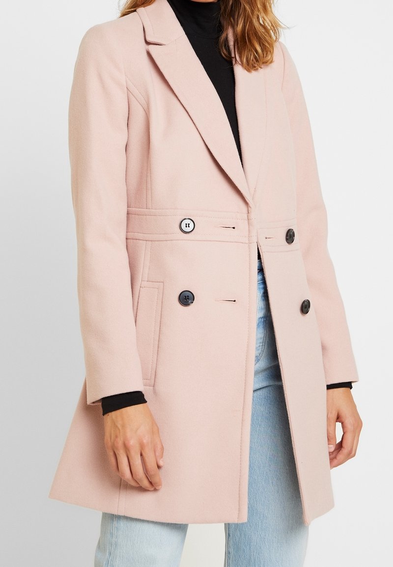 Miss Selfridge Krátký kabát - pink