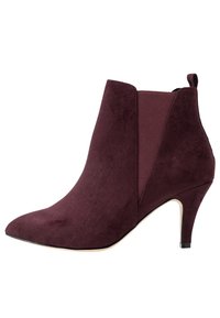Stivaletto in suede bordeaux con punta affilata, pannelli laterali elasticizzati e tacco sottile. Texture liscia con un design elegante.