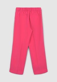 Rosa, weit geschnittene Hose mit glatter Textur. Verfügt über einen elastischen Bund und zwei Gesäßtaschen. Keine sichtbaren Verschlüsse oder dekorativen Details.