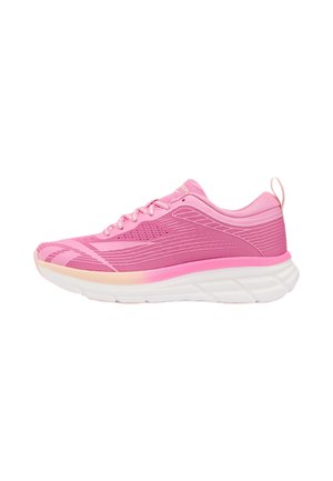 Pinkfarbener Sportschuh mit Netz-Obermaterial, Schnürsenkeln, gepolstertem Schaft, Zuglasche an der Ferse und dicker weißer Sohle mit pinkfarbenem Farbverlauf in der Zwischensohle.