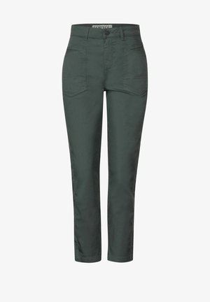 Un pantalon vert foncé en tissu lisse, doté d'une coupe ajustée, de deux poches avant et d'une jambe droite.