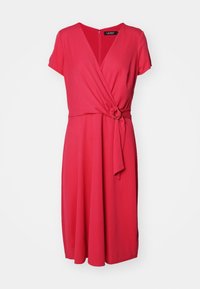 Punainen polvipituinen mekko, jossa on lyhyet hihat, V-pääntie, kietoutuva etuosa ja kangasvyö, joka on kerätty ympyrän muotoiseen solkeen vyötäröllä.