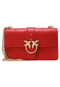 Borsa crossbody in finta pelle rossa con motivo goffrato di uccelli, tracolla in catena dorata e dettagli in gancio dorato a forma di uccello che risaltano.