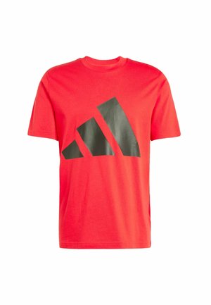 adidas Sportswear ESSENTIALS BIG - Print T-shirt - pure ruby   black