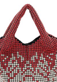 Rød og sort perlehandtaske med en tekstureret overflade, der har et geometrisk mønster og to korte håndtag for nem bæring.