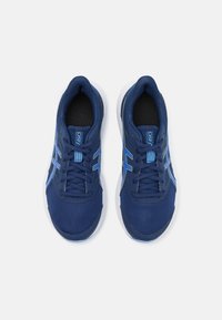 Una coppia di scarpe sportive blu navy con accenti azzurri, soletta nera e suole bianche, viste dall'alto su uno sfondo bianco.