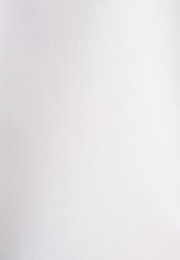 Gładka biała tkanina z subtelnym wzorem splotu i delikatnym gradientem światła.