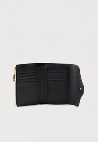 Portafoglio in pelle nera texturizzata aperto che mostra sei scomparti per carte su ciascun lato e una tasca con zip dorata per le monete sul lato sinistro.