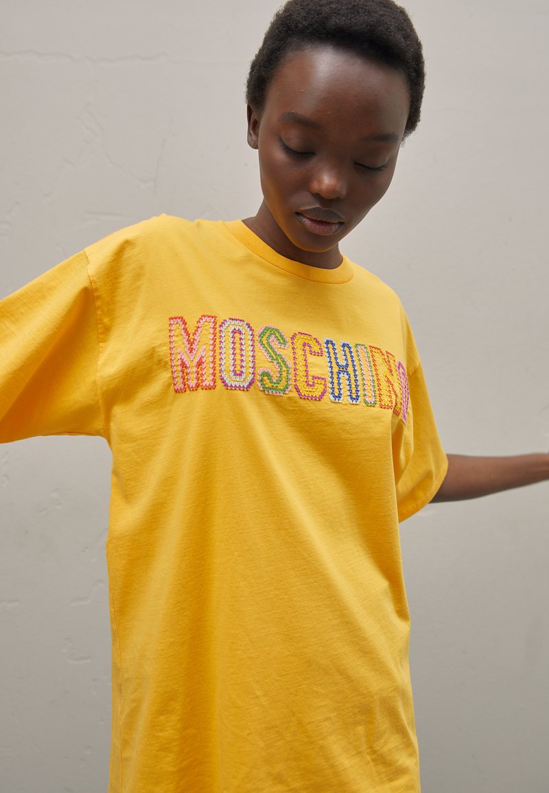 MOSCHINO Print Tshirt yellow Zalando.co.uk