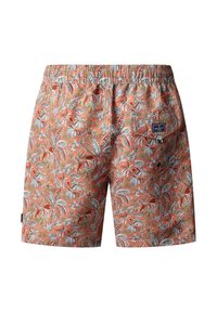 Shorts de bain orange avec taille élastique, présentant un motif floral tropical blanc et vert, et une poche arrière avec une étiquette de marque.