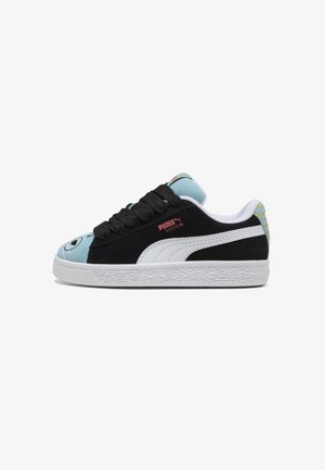 Černé semišové tenisky s světle modrým jazykem, bílou mezipodešví, černými tkaničkami a barevným vzorem na patě. Obsahují logo Puma na boku.