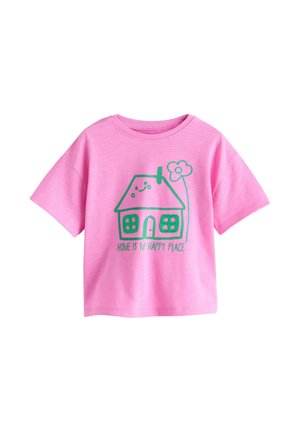 Roza majica kratkih rukava s zelenom nasmiješenom kućom, ilustracijom cvijeta i tekstom "Home is my happy place" sprijeda.