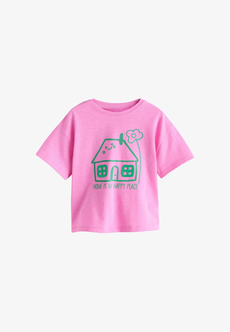 Roze t-shirt met korte mouwen met een groen glimlachend huis, bloemillustratie en de tekst "Home is my happy place" op de voorkant.