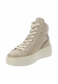Zapatillas altas de color beige con gruesa suela blanca, cordones en la parte frontal y cuello acolchado para los tobillos, sobre un fondo blanco.
